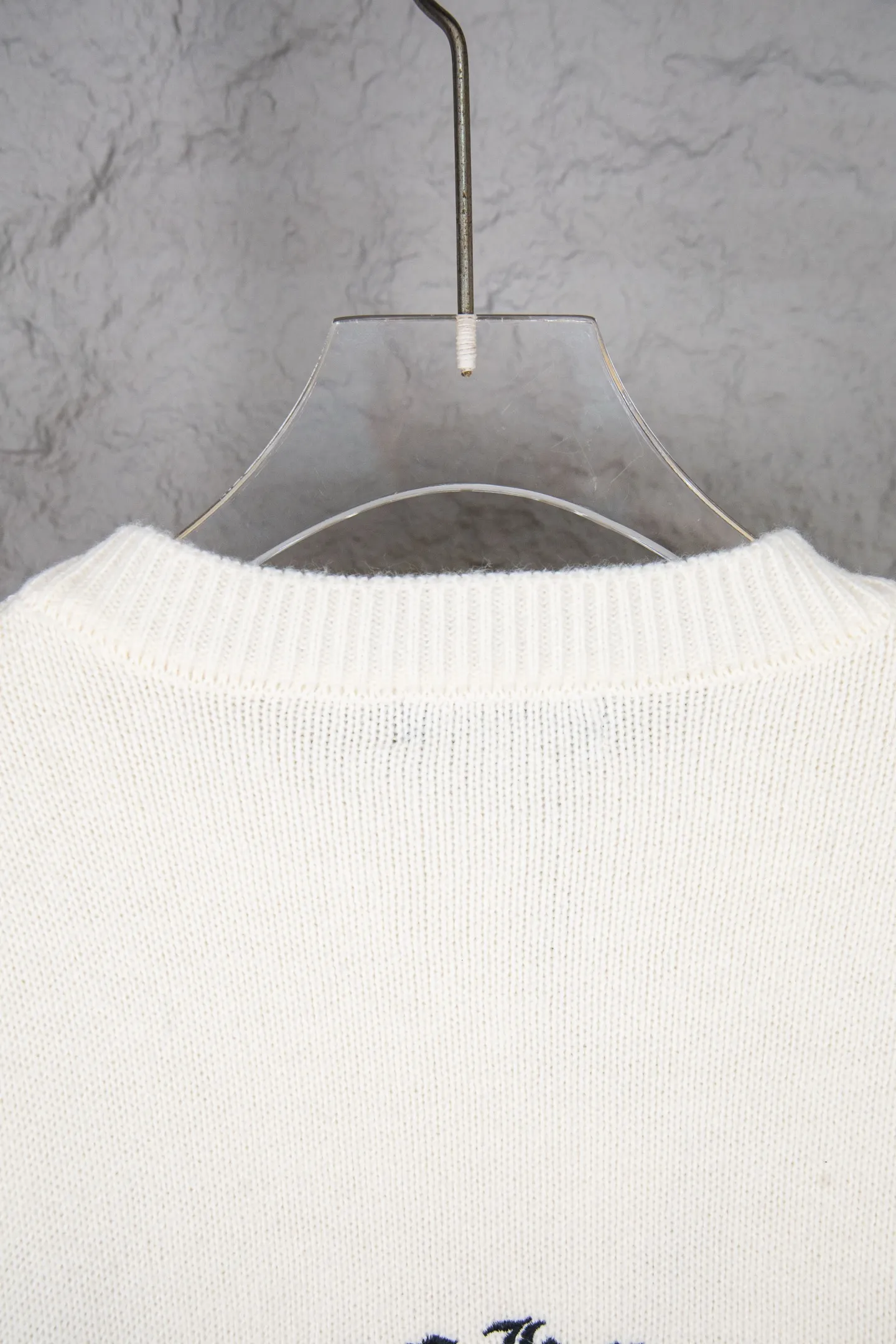 P250 Chrome Hearts CH Chrome Hearts Patch Cross Hole Knitted Sweater Pullover. The popular style is the same for men and women. It is matched with black and white. It looks good in real life. It looks good on the upper body. It looks good in daily wear. It is even more photogenic. It’s hard not to buy it. Buy it for me!!! Believe me, no one can refuse such a machine-length Chrome Hearts jacket. It has expanded the version based on the old version. The upper body is loose and stylish. The casual design of the hem is expanded to make fat people slim down to the extreme. Slim people are limited to high-end and high-end. 10,000 yuan ZP printing. 1:1 perfect restoration. Looks good when worn alone. Both men and women can control it easily. If you care more about quality, you must also respect the price. It is completely different from the thin see-through bottoms that pill when worn. If the style makes you shine at a glance, then quality is what you should pay more attention to. Compared with price, what we focus on is quality. Customers who have received my products know all about it. ️️️ Sweaters on the market are generally made of bract yarn. We use modal. Compared with core-spun yarn, the advantages are very intuitive: high cost, high price, high density, relatively expensive for developers, allowing us to make a lot less money. In addition, the upper body is delicate, anti-pilling, and high-end. We are conscientious sellers. Quality determines the upper body effect. No matter how bad the quality, the best style is still the temperament of the urban-rural fringe. We only do long-term business. Quality determines character. Take it back and wear it with confidence and wash it. The quality of the pattern will definitely make your eyes shine. We only make the right version of high quality. We make high-end hard goods. Reject junk goods and reject fast food. Conscientious quality and conscientious price. You deserve it!  Color: Black White Gray Red Size: S M L